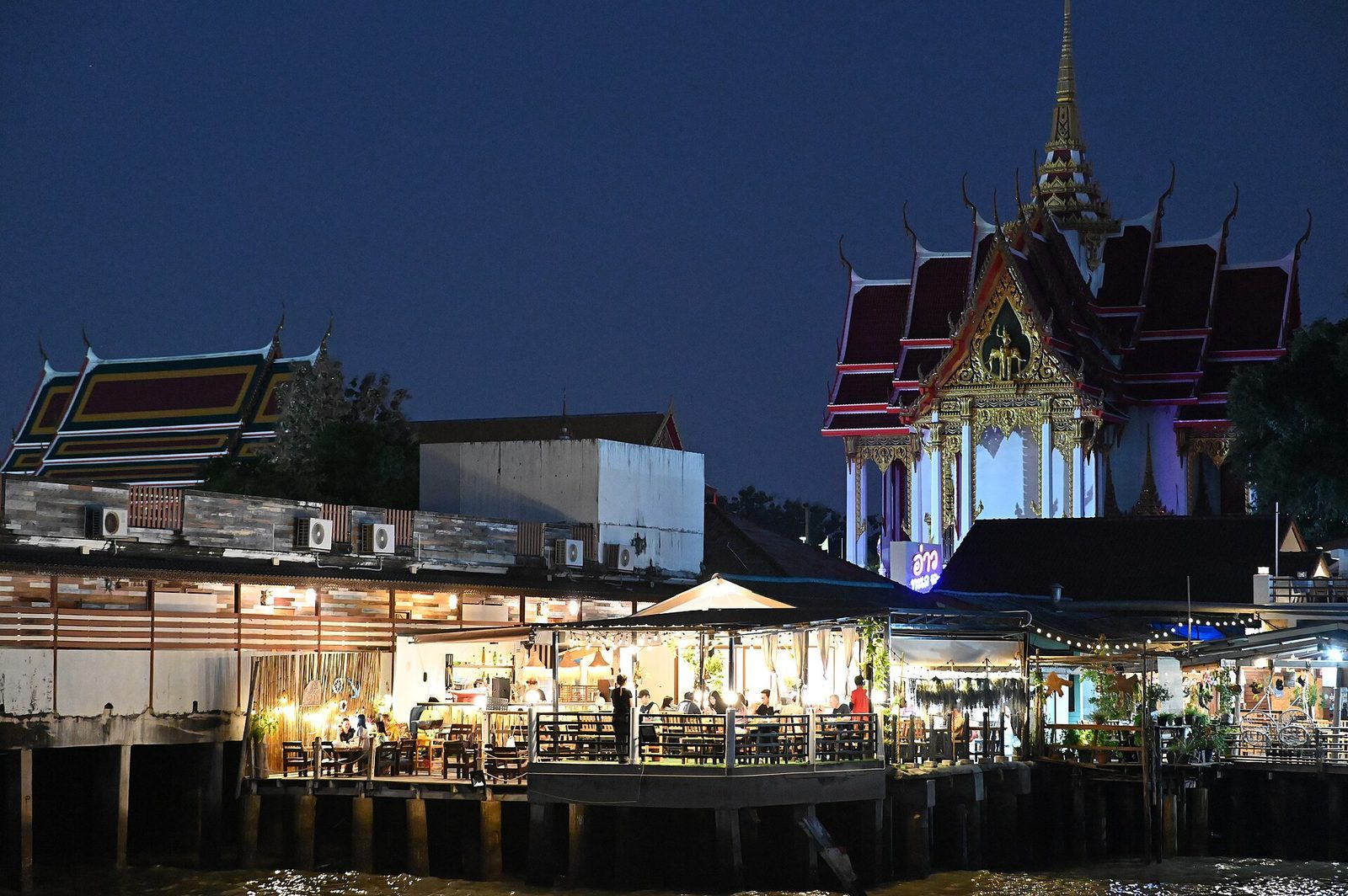 Middag vid Ping-floden — riverside i Chiang Mai