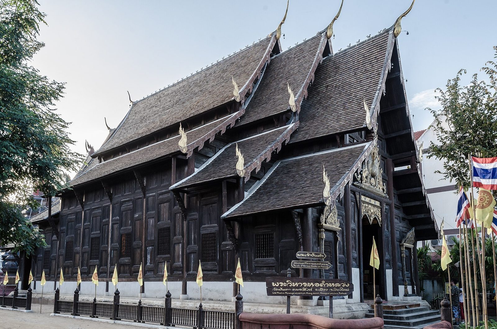 Wat Phan Tao — teaktemplet intill Chedi Luang
