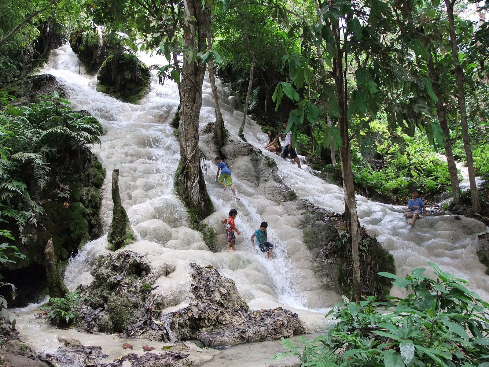 Bua Thong Sticky Waterfalls — vattenfallet du klättrar i